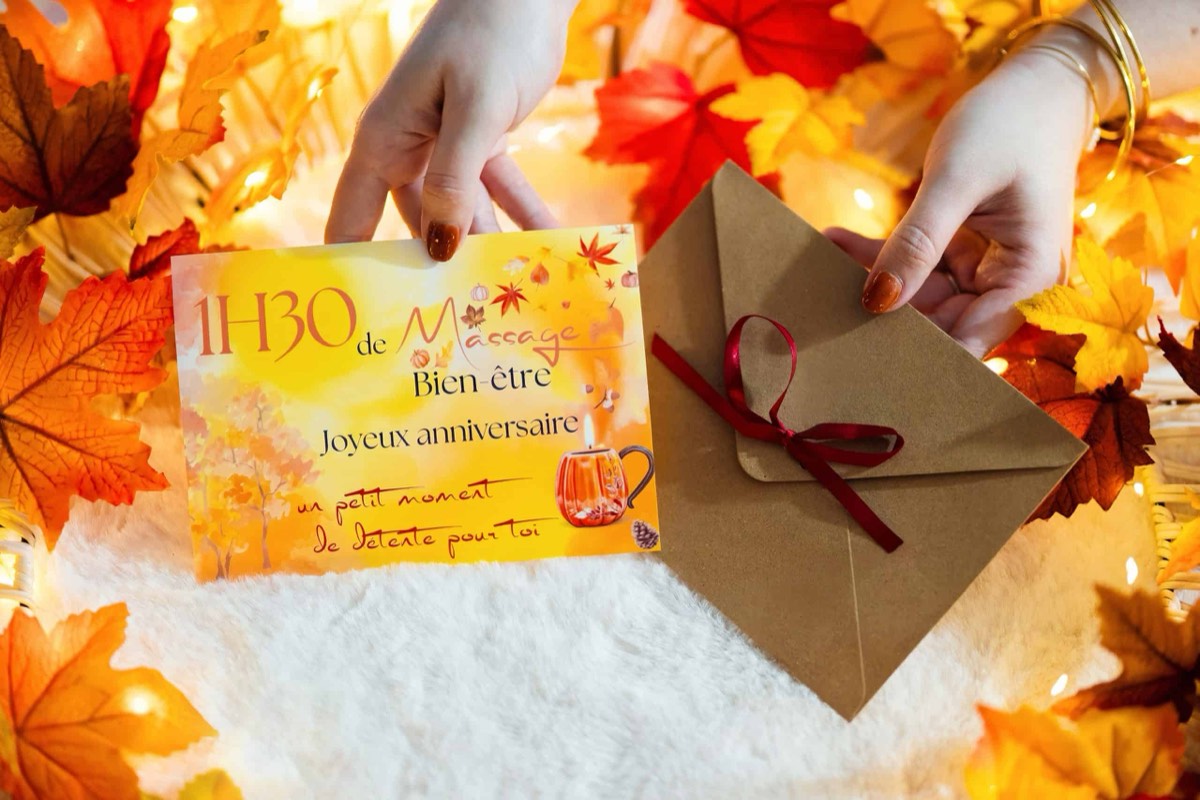 Carte cadeau de massage créée par Laure, présentée sur des feuilles d’automne