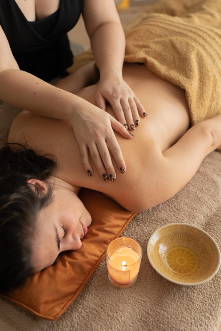 Massage californien du dos à l'huile